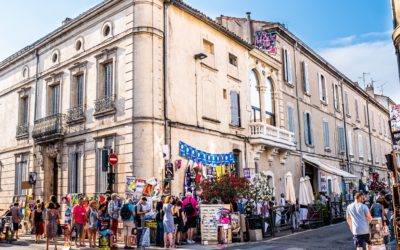Théâtre du Balcon durant le Festival, depuis la rue