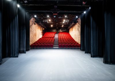 Scène du Théâtre du Balcon depuis le fond de scène