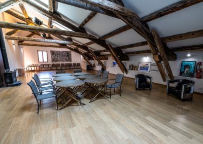 Salle de répétition et réunion au 1er étage avec tables