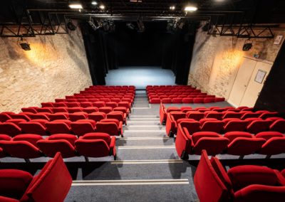 Salle de spectacle depuis le haut des gradins, plateau sans petits pendrillons