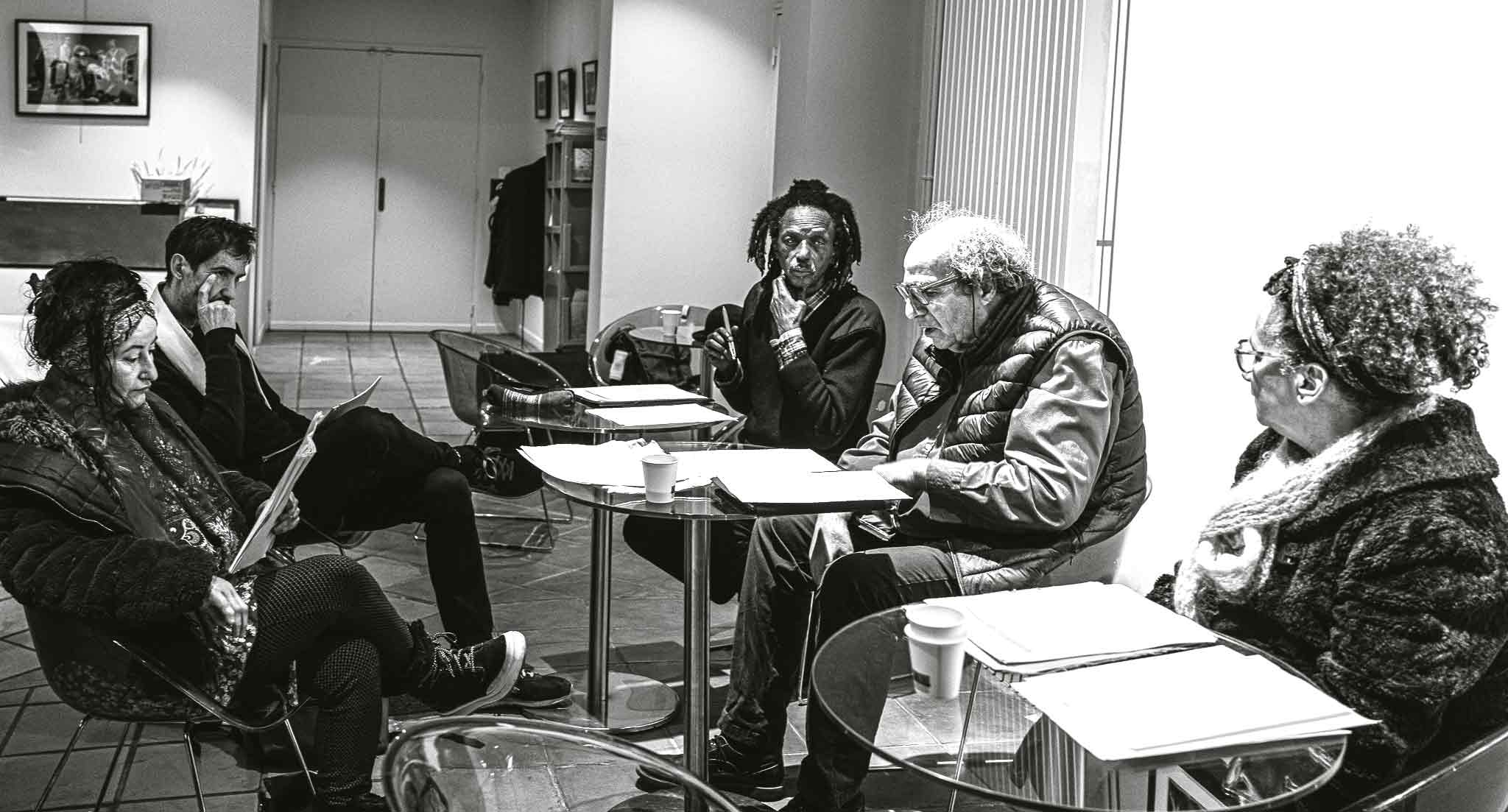 Des comédiens en répétition à la table