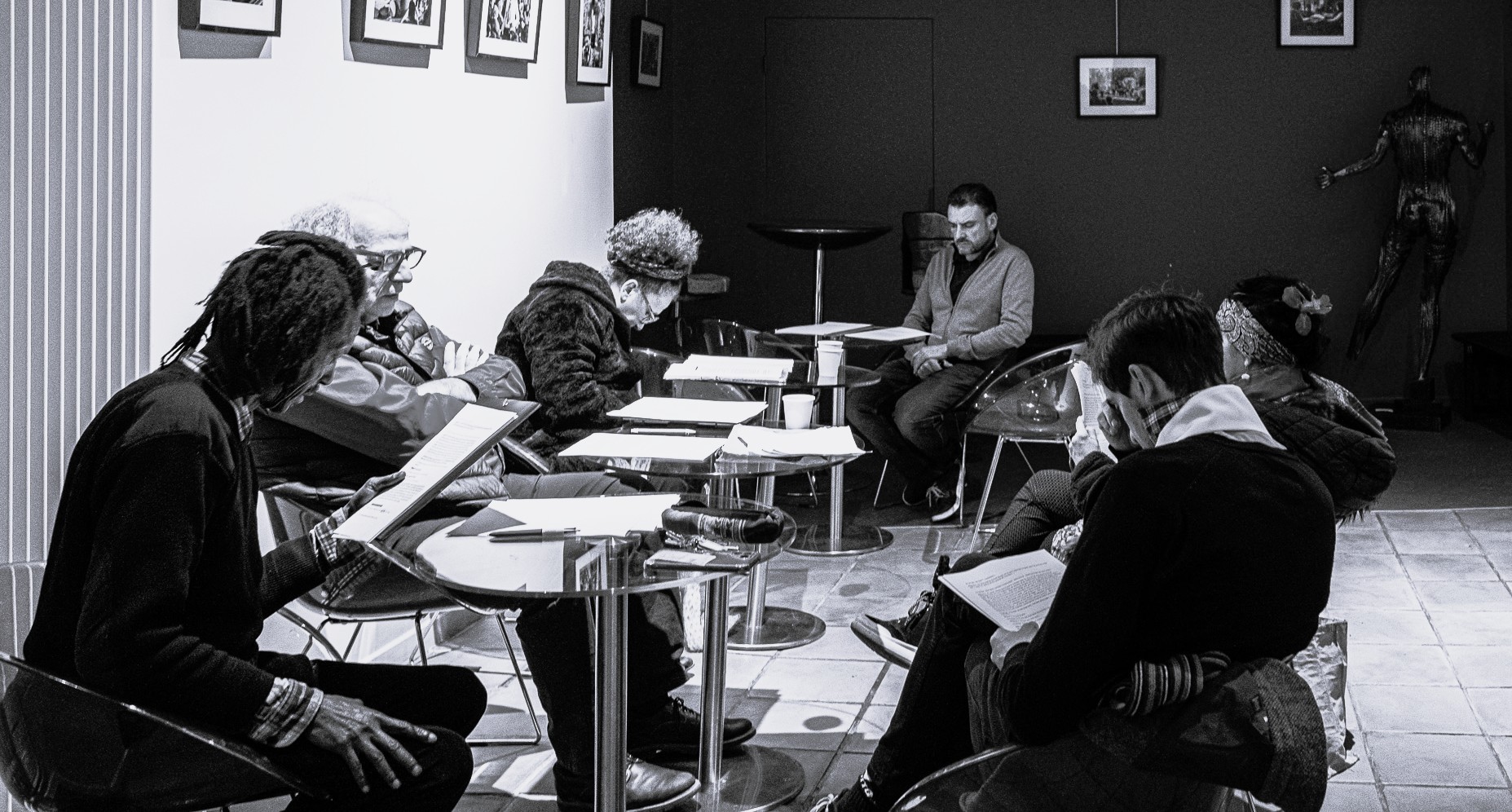 Comédiens en répétition autour d'une table