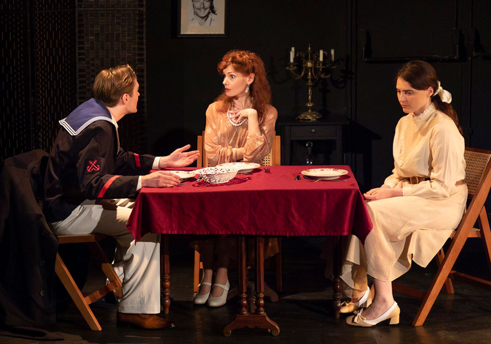 La ménagerie de verre © Juliette Ramirez (1) Spectacle La Ménagerie de Verre, trois personnes autour d'une table discutent lors d'un repas