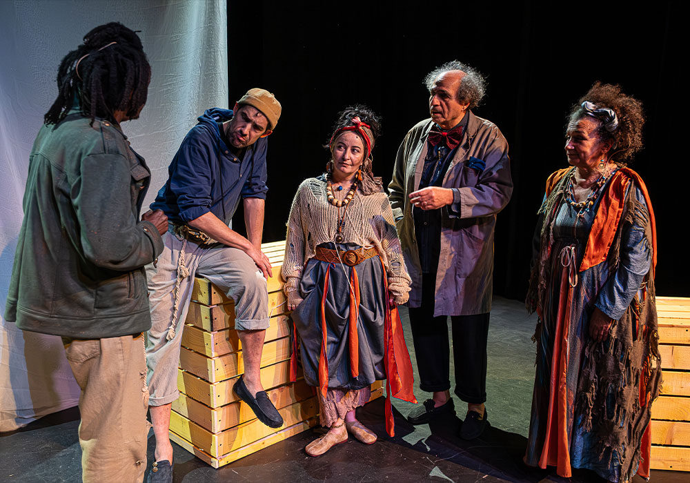 Le Syndrome d'Ulysse © Gilbert Scotti (6) Spectacle Le Syndrome d'Ulysse, une équipage discute assis sur des caisses