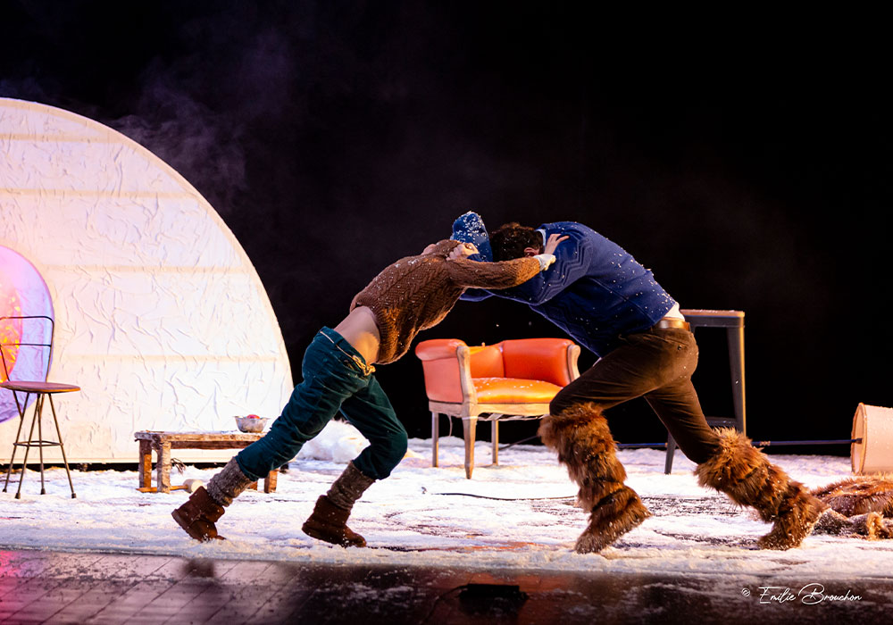 Le Village des sourds (4) Spectacle Le Village de sourds, deux personnes se battent dans la neige