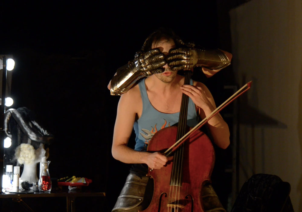 Spectacle Philtre d'amour, un homme joue du violon les yeux fermés