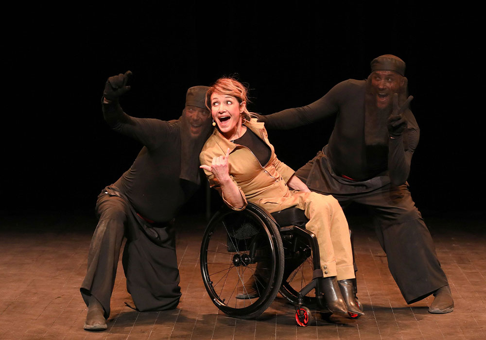 Voltige © Fabienne RAPPENEAU (4) Spectacle Voltige, une femme en fauteuil roulant danse avec deux personnes