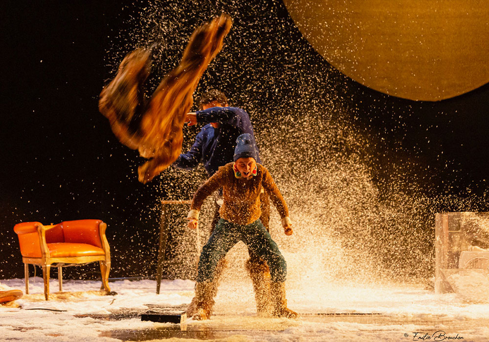 Le Village des sourds (7) Le Village des sourds, deux personnages jouant avec de la neige