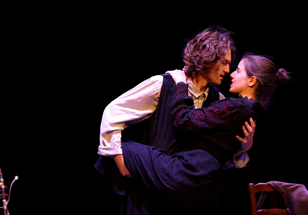 Spectacle La ménagerie de verre, un homme et une femme rigolent ensemble