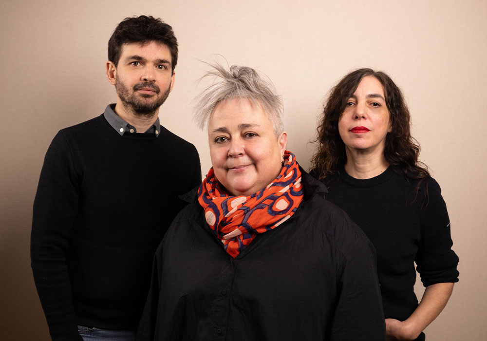 Soirée Jazz AJMI Un homme pousse une boite