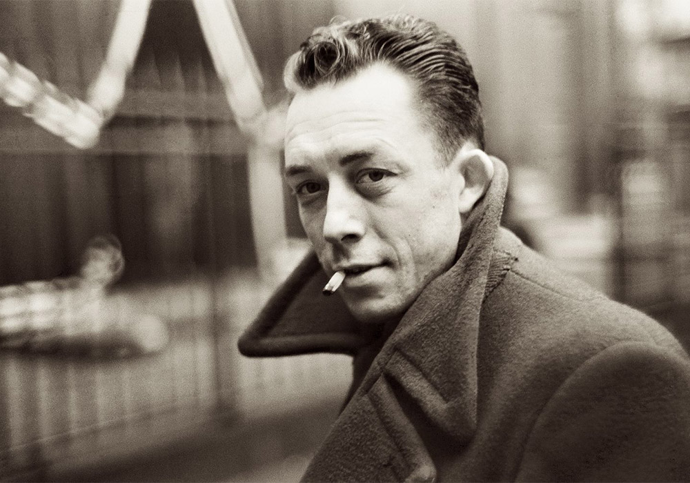 camus conference Un homme pousse une boite
