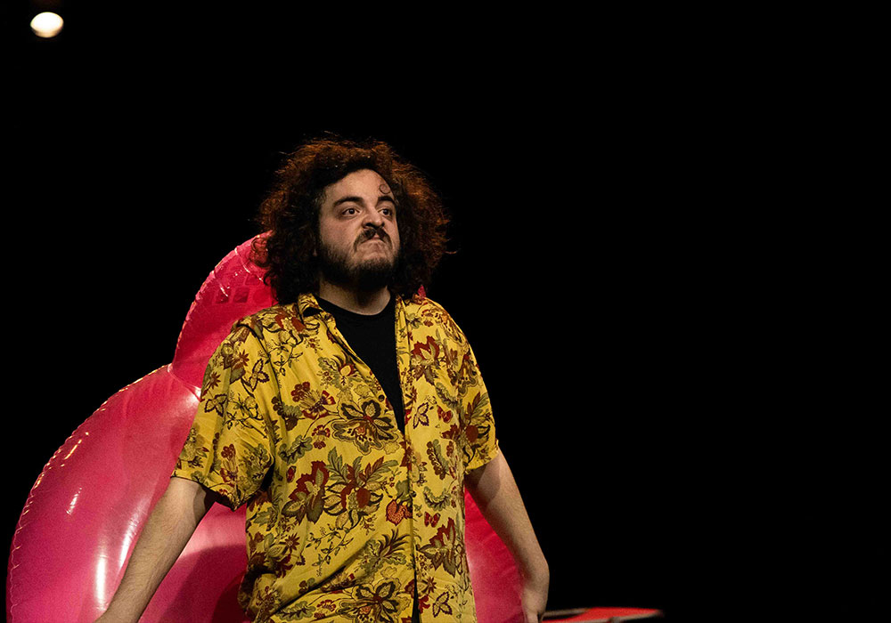 hamlet (3) Un homme pousse une boite
