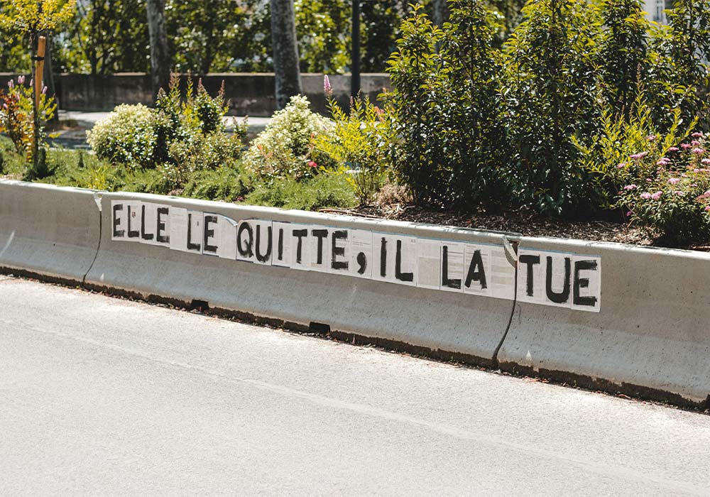 Spectacle La Peste, un homme allongé au sol et une femme avec une cigarette discutent